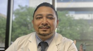 टेक्सासमा नेपाली डाक्टर : जो कोरोना संक्रमितमा उत्साह भर्न कविता कोर्छन्