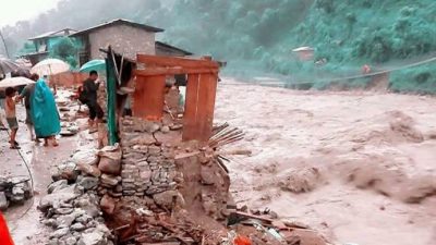 बाढीपहिरोका कारण देशका प्रमुख राजमार्गहरू अवरुद्ध, रात्रिकालीन सवारीमा कडाइ