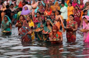 अस्ताउँदो सूर्यलाई अर्घ्य दिएर छठ पर्व मनाइँदै